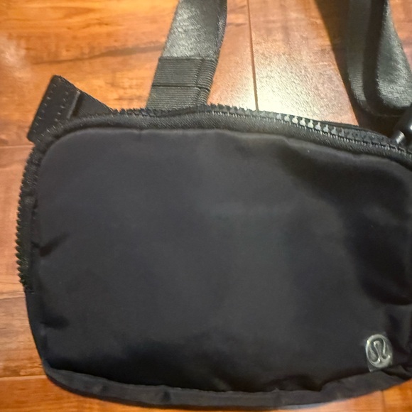 NWOT Lululemon athletica Black Belt Bag - Picture 6 of 16